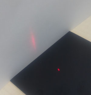黒く塗装された金属板赤